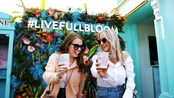 two friends drinking gin