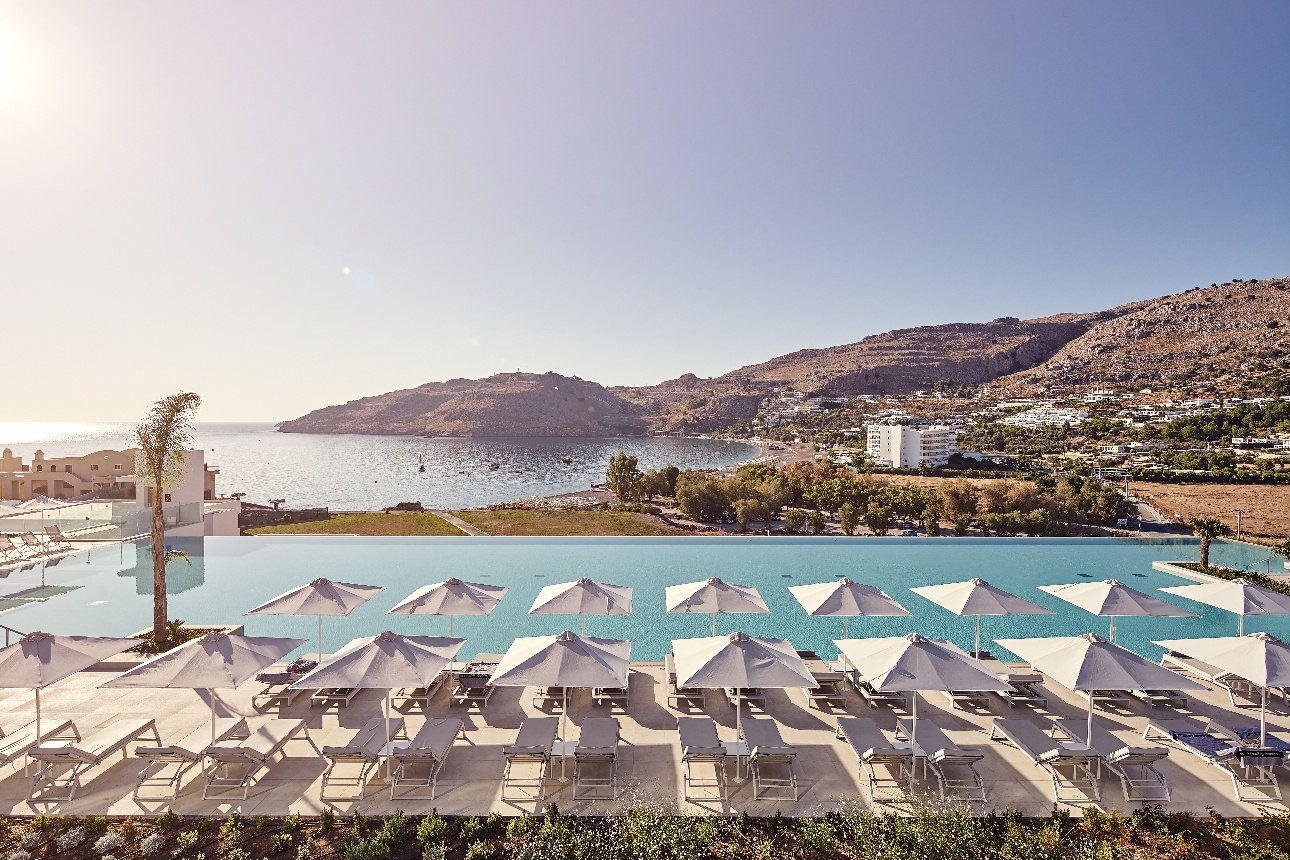 pool and lounge infinity pool ocean in view and mountains