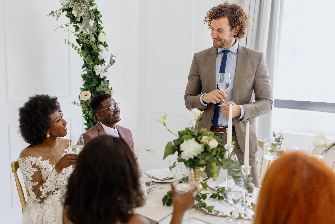 best man giving a speech at a wedding