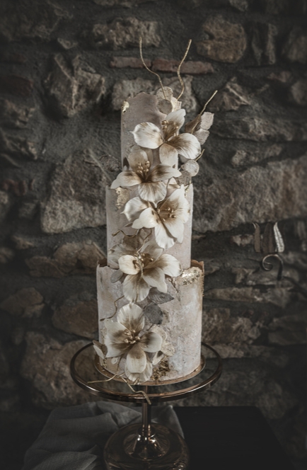 Sculptural wedding cake