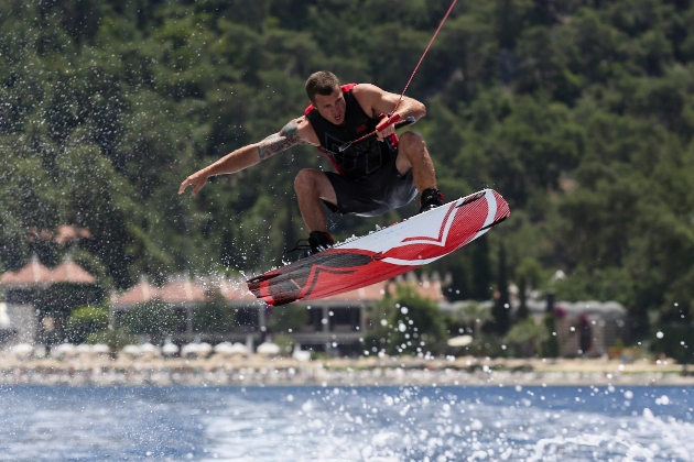 man waterskiing