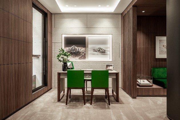 private area, neutral walls, wooden panels, green chairs